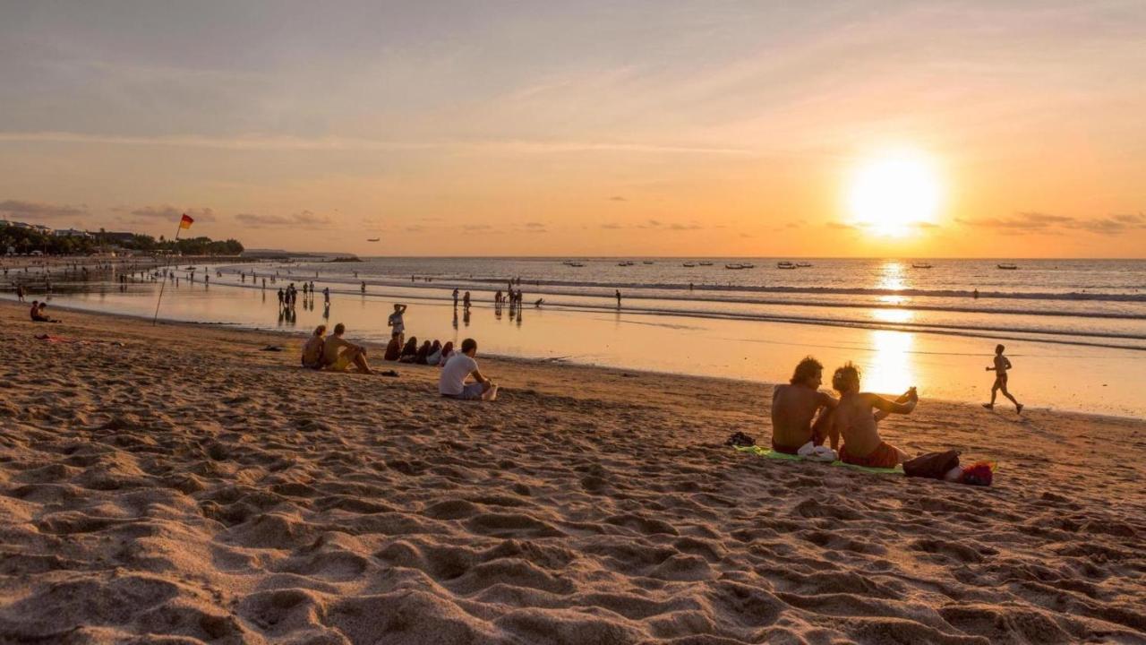 Готель Swiss-Belexpress Kuta Legian Екстер'єр фото