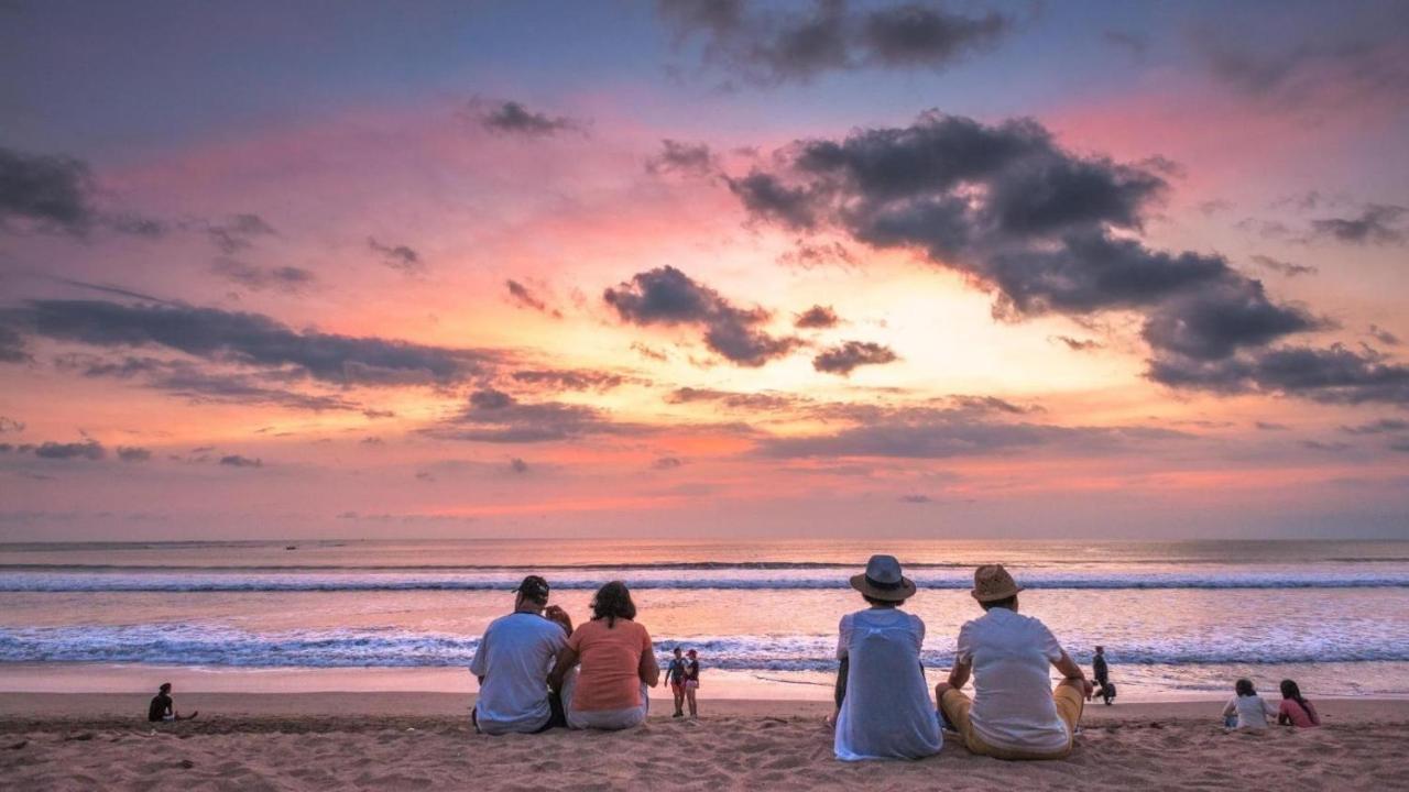 Готель Swiss-Belexpress Kuta Legian Екстер'єр фото